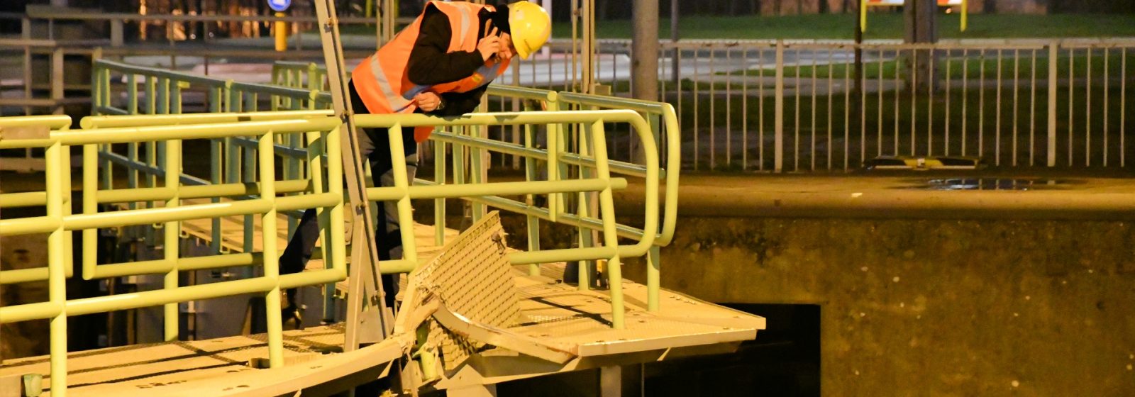 De beschadigde sluisdeur van de Oostsluis in Terneuzen